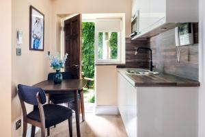 - une cuisine avec une table, des chaises et un évier dans l'établissement Luxury Apartment in the heart of Central London, à Londres