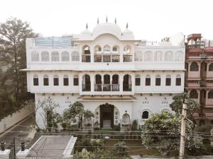 een wit gebouw met een balkon erboven bij Khandela Haveli - a Boutique Heritage Hotel in Jaipur