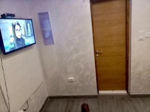 TV tai viihdekeskus majoituspaikassa Hostel Grof