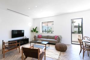 sala de estar con sofá y mesa en Green Harmony by Five Stay, en Tel Aviv