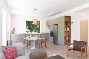 cocina y sala de estar con mesa y sillas en Green Harmony by Five Stay, en Tel Aviv