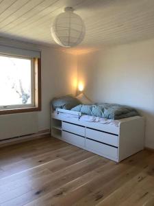 - une chambre avec un lit dans une pièce dotée d'une fenêtre dans l'établissement original Schwedenhaus, à Borghamn