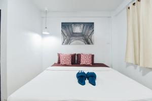 een slaapkamer met een bed met twee blauwe schoenen erop bij Your Home AYUTTHAYA ยัวร์โฮม in Phra Nakhon Si Ayutthaya