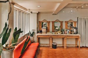 プラナコーン・シー・アユタヤにあるYour Home AYUTTHAYA ยัวร์โฮมのカウンターとオレンジの椅子が備わる客室です。