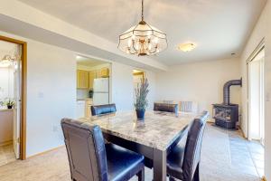 a kitchen and dining room with a table and chairs at La Cana Street Leisure In Law Suite in Coupeville +12 photos