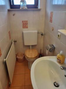 uma casa de banho com um WC e um lavatório em Ferienwohnung für 4 Personen mit schnellem WLAN, Glasfaser, TV Paket em Beilstein