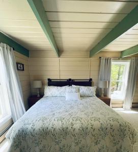 En eller flere senge i et værelse på Chalet with a Private Beach in Acadia National Park