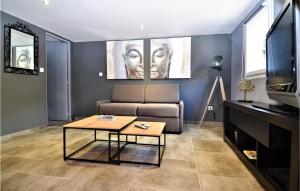 Televízia a/alebo spoločenská miestnosť v ubytovaní Stunning Apartment In Mornas With Wifi