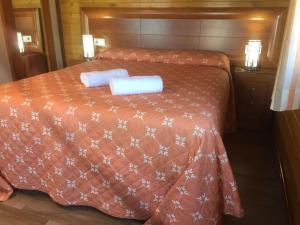1 dormitorio con 1 cama con 2 almohadas en Complejo Turistico El Sur, en Ronda