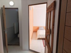 une chambre avec une porte et une chambre avec un lit dans l'établissement Za ohradami, à Závažná Poruba