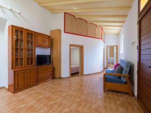 een grote woonkamer met een bank en een tv bij Casa Valido in Las Palmas de Gran Canaria