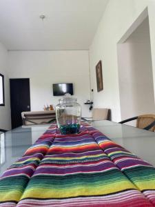 un tazón sobre una mesa con una alfombra colorida en Un paraíso a 30 minutos de Medellín. en San Jerónimo