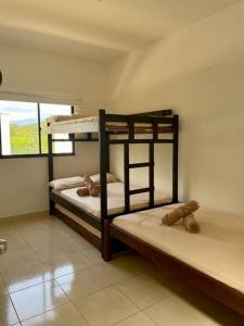 Ce dortoir comprend 2 lits superposés et une fenêtre. dans l'établissement Un paraíso a 30 minutos de Medellín., à San Jerónimo