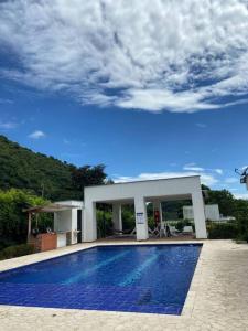 una casa con piscina frente a ella en Un paraíso a 30 minutos de Medellín. en San Jerónimo