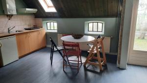 - une cuisine avec une table et des chaises dans la chambre dans l'établissement vakantiehuisje De achte, à Wommels