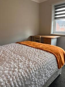 Cama ou camas em um quarto em The Coral 66 Guest House Southampton