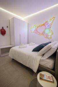 een slaapkamer met een bed met een hart aan de muur bij Casa Chicotta in Palermo