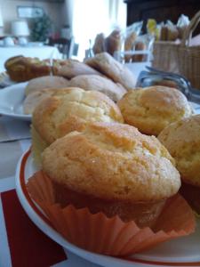 een bord muffins op een tafel bij La Casa di Enrico in San Quirico dʼOrcia