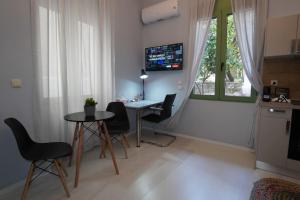 a living room with a table and chairs and a window at City Break Metro Ambelokipi in Athens