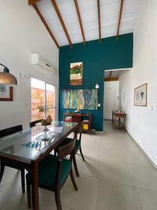 comedor con mesa y sillas en Casa em condomínio a 500m da praia de Pernambuco ideal para família, en Guarujá
