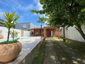 Villa con piscina y casa en Casa em condomínio a 500m da praia de Pernambuco ideal para família, en Guarujá