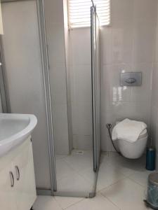 オルデニズにあるSunset Apart Otelのバスルーム(シャワー、トイレ、洗面台付)