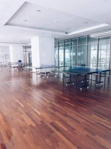 una stanza con tavoli e panche su un pavimento in legno di PROMO Connected Train 2 Bedroom ABOVE MALL 289 a Kuala Lumpur Altre 11 foto