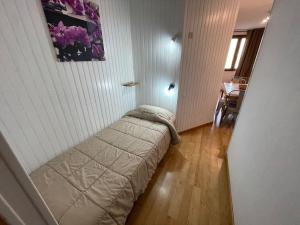帕斯底拉卡薩的住宿－Immodelpas Canigou，卧室位于客房的角落,配有一张床