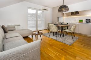 ein Wohnzimmer mit einem Sofa und einem Tisch in der Unterkunft Art of Living luxury suite three in Sarajevo