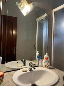 un bancone del bagno con lavandino e specchio di Pamplona ciudad maravilla a Pamplona