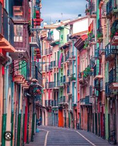 a view of a city street with many buildings at Pamplona ciudad maravilla in Pamplona