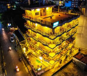 uma vista geral de um edifício à noite em Hotel Sadan em Pokhara