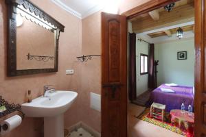 un bagno con lavandino e specchio di DAR ATLAS CHARME a Imlil
