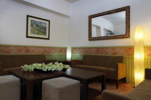 a living room with a table and a mirror at Mira Parque in Albufeira