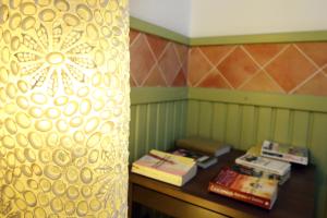 a room with a table with a curtain and a tableablishthritisthritisthritisthritis at Mira Parque in Albufeira