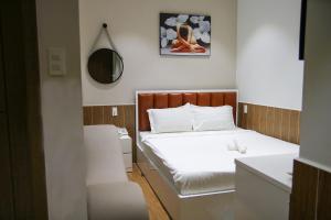 Postel nebo postele na pokoji v ubytování HAPPY HOTEL Tp Rạch Giá, Kiên Giang
