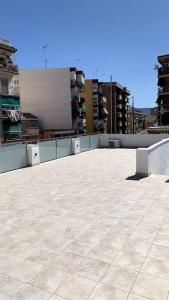 un toit vide d’un bâtiment avec des bâtiments en arrière-plan dans l'établissement Soleada, amplia y renovada vivienda, à Grenade