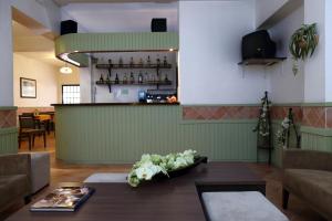a living room with a table and a bar at Mira Parque in Albufeira