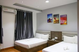 Postel nebo postele na pokoji v ubytování HAPPY HOTEL Tp Rạch Giá, Kiên Giang