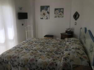 チェトラーロにあるB&B Muliniのベッドルーム1室(花柄のベッドカバー付)