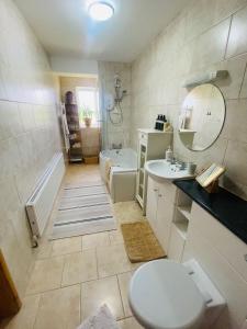 ein Badezimmer mit einem WC, einem Waschbecken und einer Badewanne in der Unterkunft Little Dragons in Parkstone