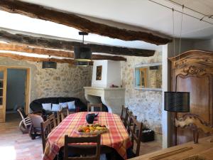 Restoran või mõni muu söögikoht majutusasutuses FONT NOUVELLE maison de charme Drôme Provençale, 6 ou 10 personnes avec piscine