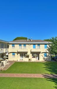 卡瓦利诺Junior Depandance的一座前面有草坪的大楼