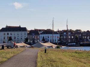 een groep tenten voor een gebouw bij 't Hanzehuys in Kampen