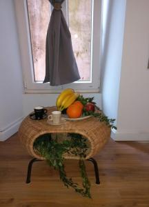 una mesa con fruta encima de un taburete en Casa di fiore en Corfú