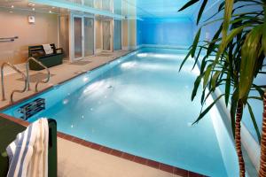 een zwembad in een hotelkamer met een plant bij Silver Street Suites in Whitby