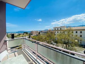 uma varanda com vista para a cidade em Leone Suite B&B & Restaurant em Palermo