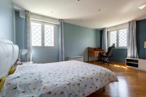 1 dormitorio con 1 cama, 2 ventanas y escritorio en Villa in Cap Corse, en San-Martino-di-Lota