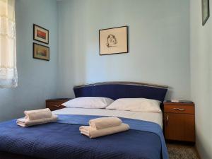 - une chambre avec un lit et 2 serviettes dans l'établissement Apartments CORAL Novalja, à Novalja
