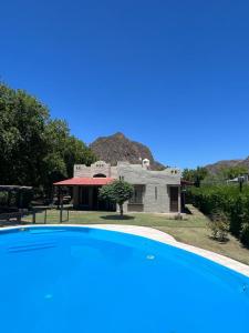 una casa con una montaña al fondo en Chalet Jelu, en Valle Grande